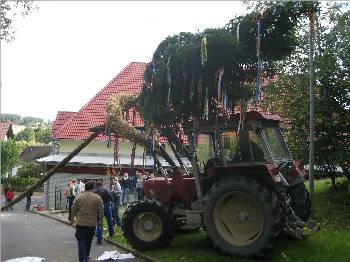 Aufstellen neben der Turnhalle