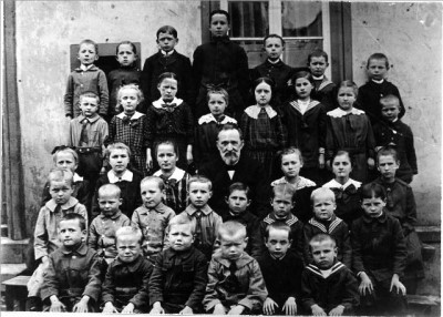 Schulklasse mit Lehrer Rau